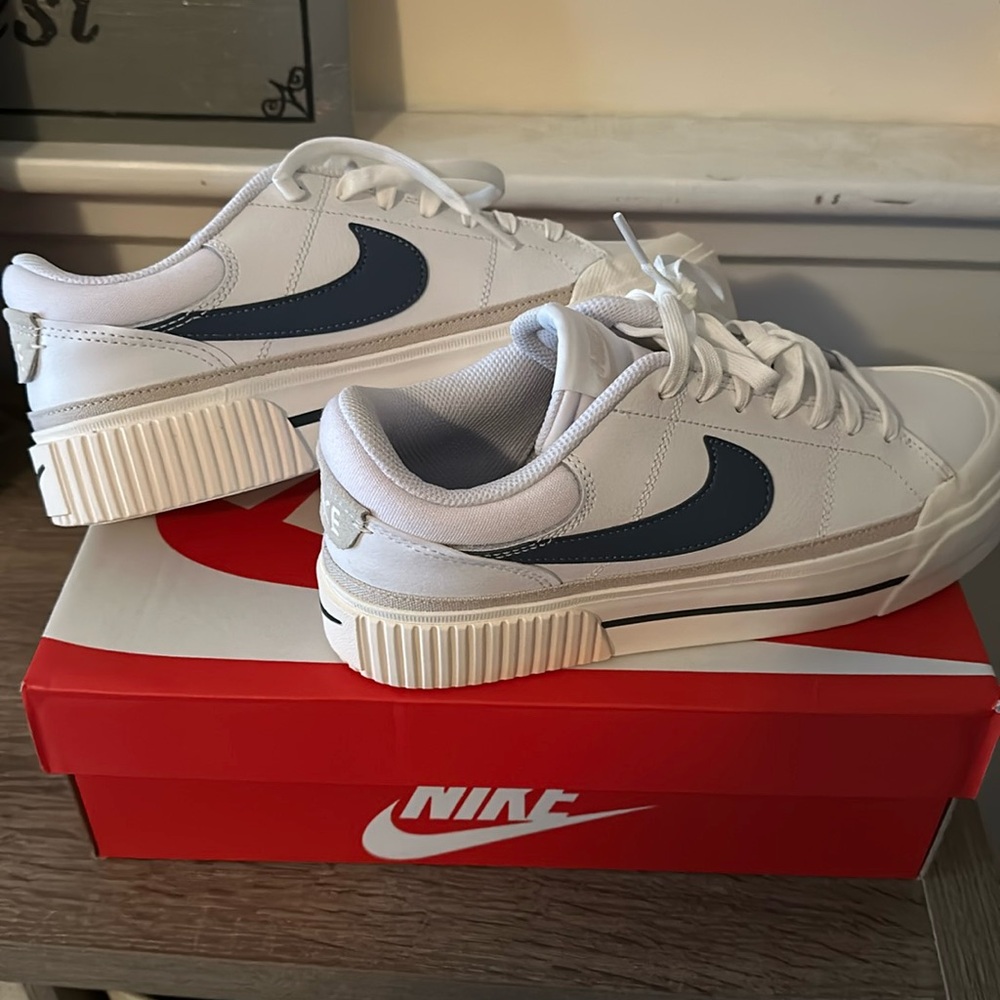 Woman’s court legacy lift NIKE sneaker size 9 Blue swoosh
